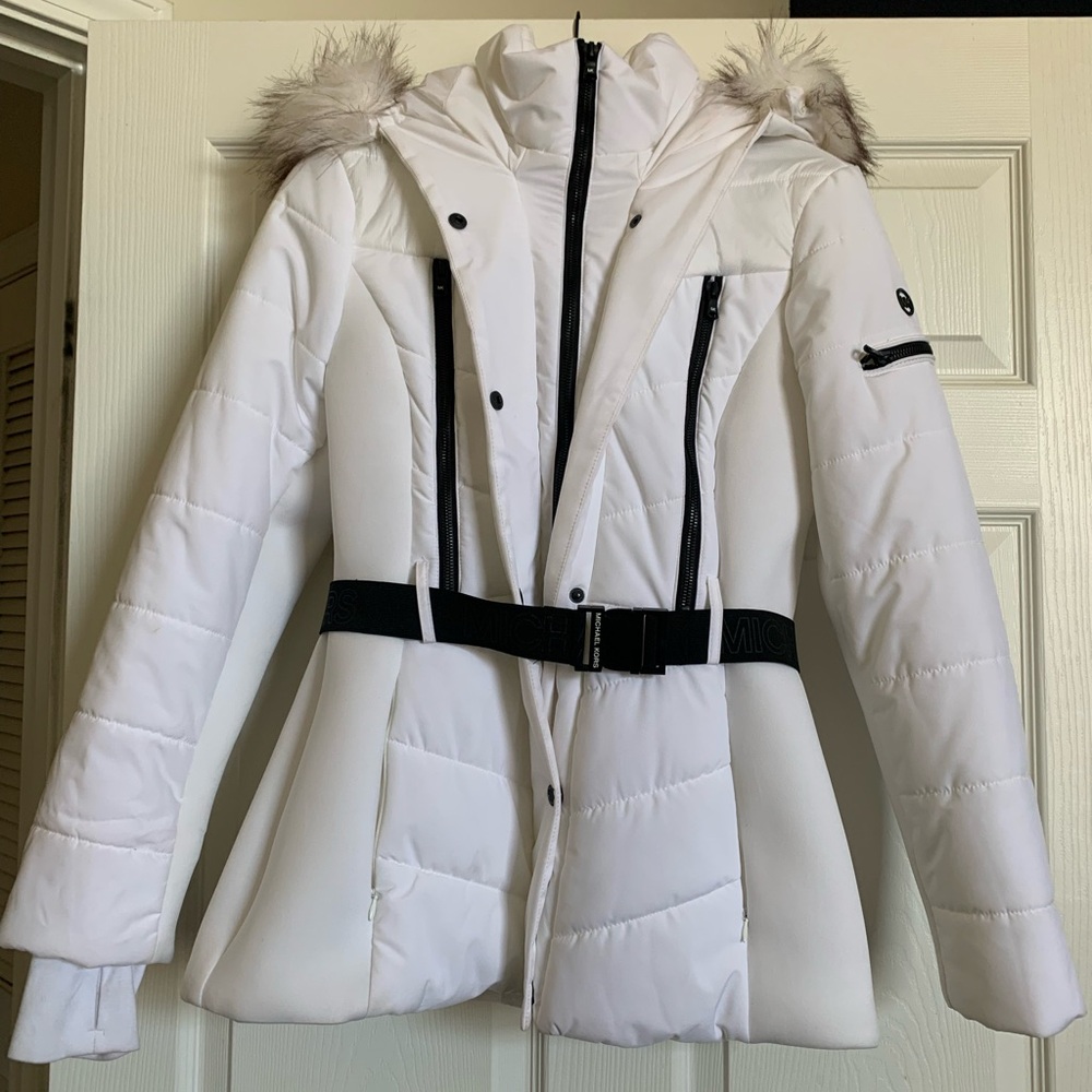 MICHAEL KORS Active Belted Faux-Fur-Trim Puffer Coat - Picture 5 of 9